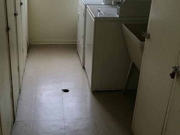 3rd image of 830 Westmoreland Dr APT 2