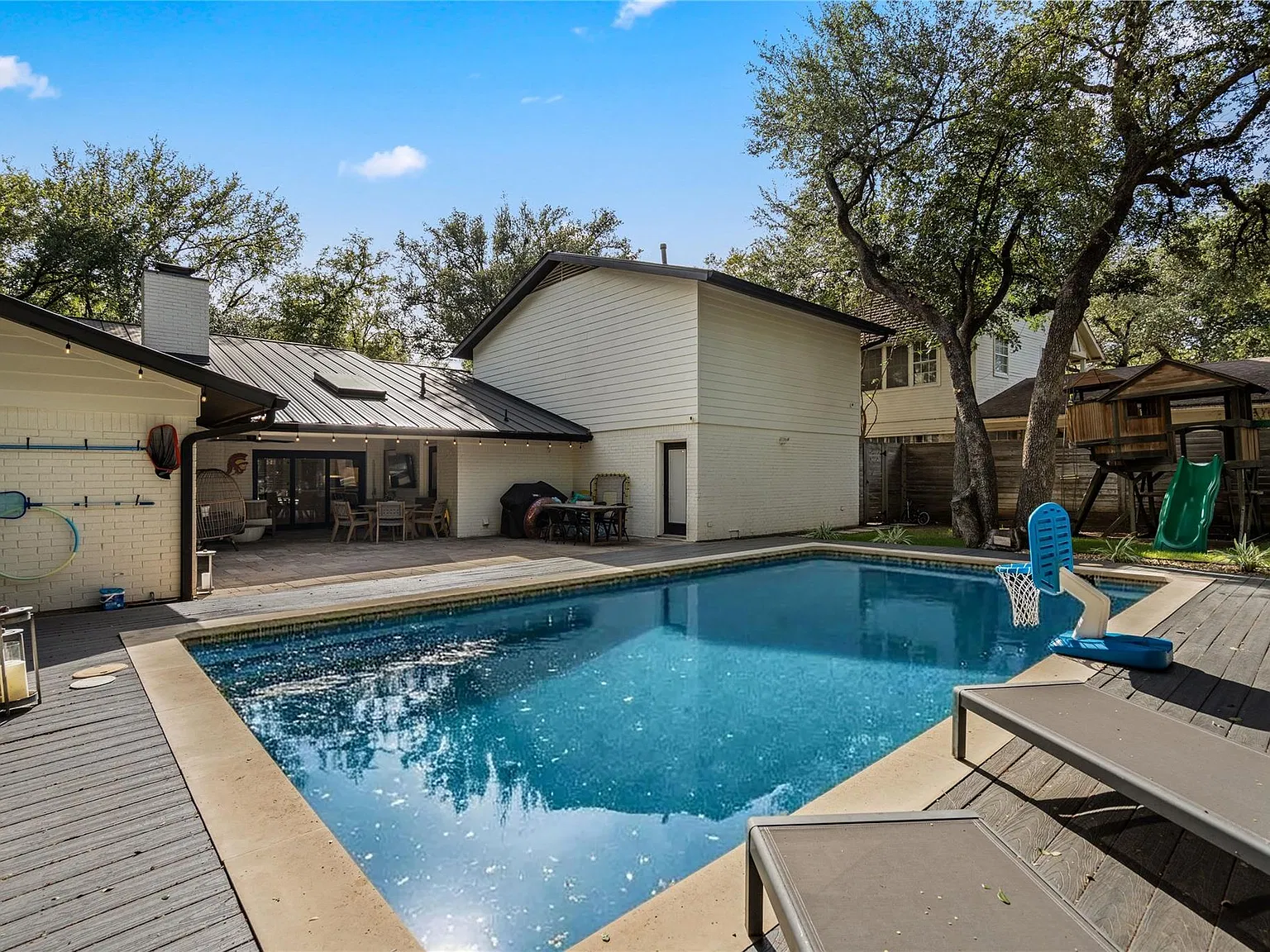 5 bed, 3.0 bath, 2900 sqft, $16,000 — Photo 2