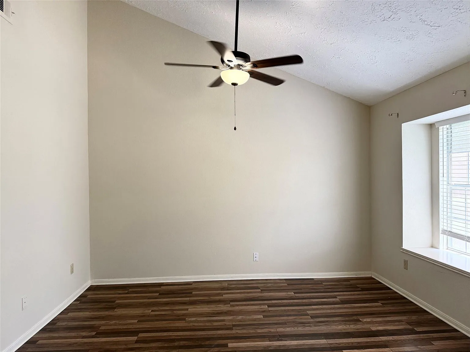 2 bed, 2.0 bath, 1221 sqft, $1,575 — Photo 2