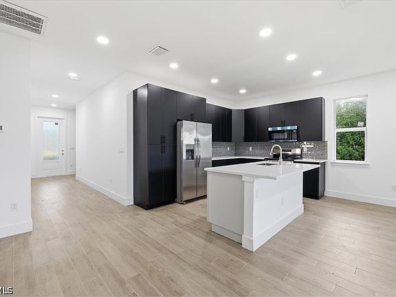 3rd image of 500 Sunset Rd N