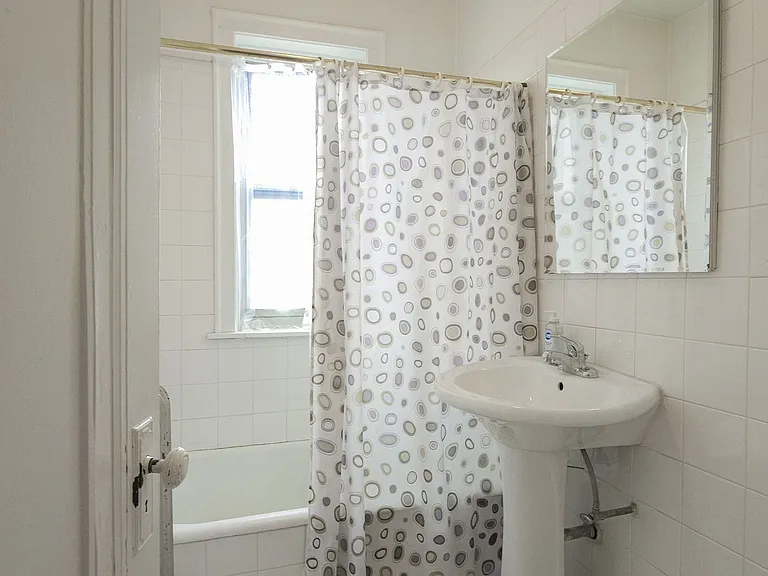 4510 N Greenview Ave #2 — Photo 4