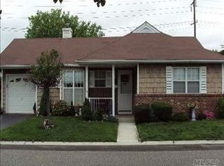 5 Dawn Dr, Oakdale, NY 11769