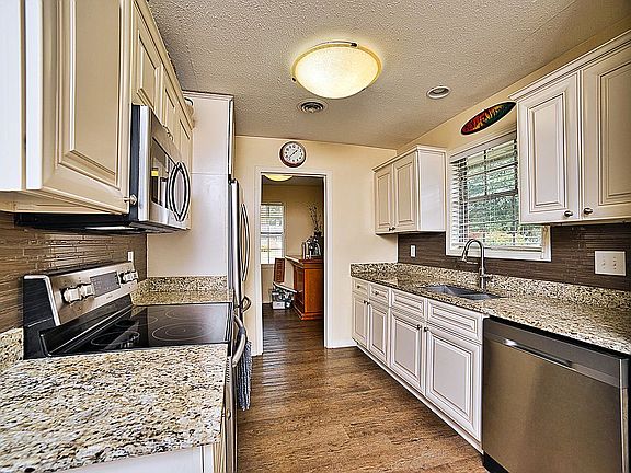 3rd image of 112 Gardenia Dr