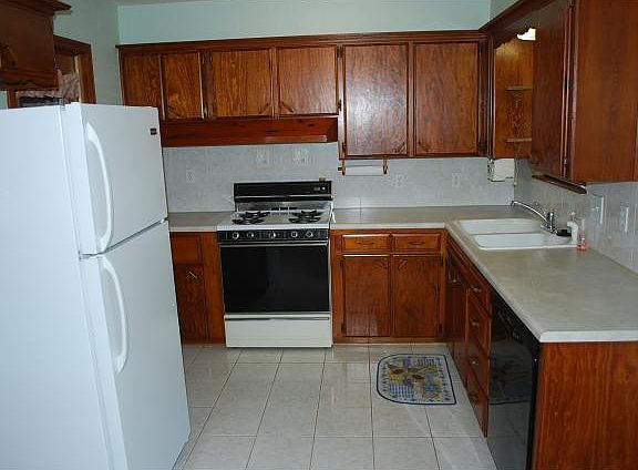 5th image of 808 Arnold St
