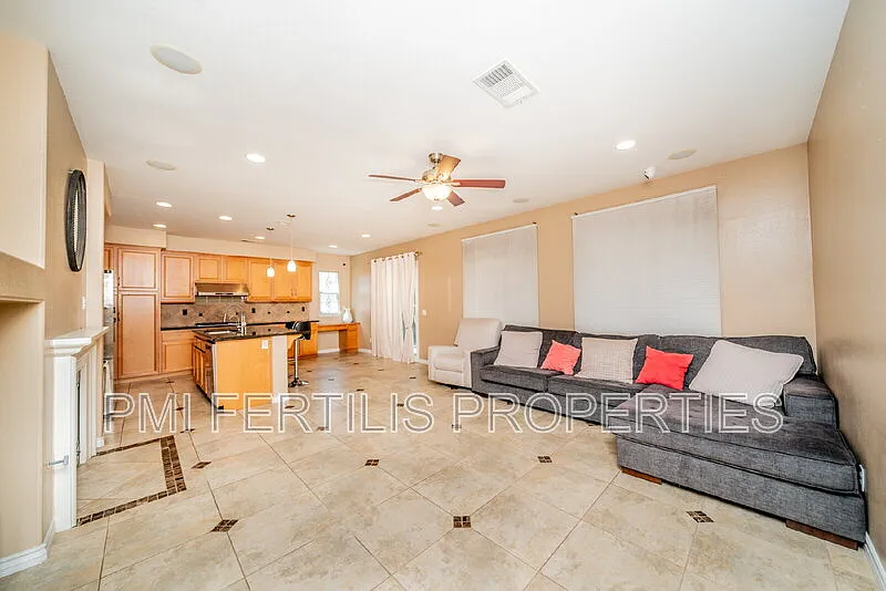 4 bed, 3.0 bath, 2736 sqft, $3,000 — Photo 4