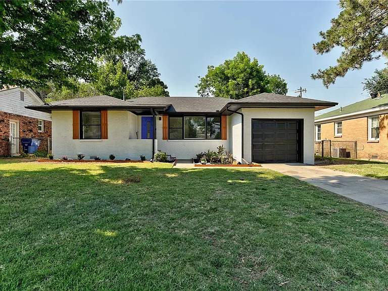 1622 Oxford Way — Photo 1