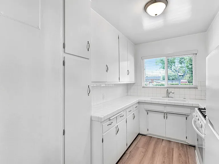 402 Montana Ave in Santa Monica - 4 blocks to the beach! — Photo 7