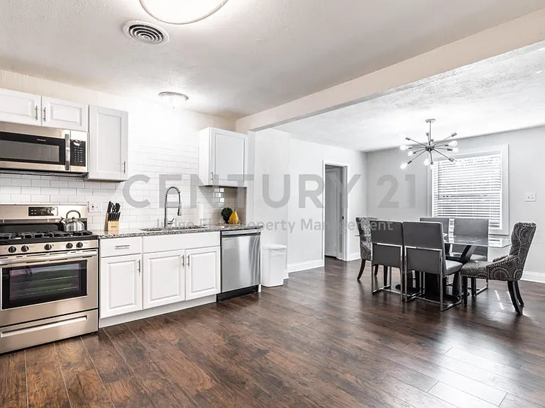 2134 Fenwick Dr — Photo 3