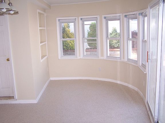 5th image of 453 Theresa Ave