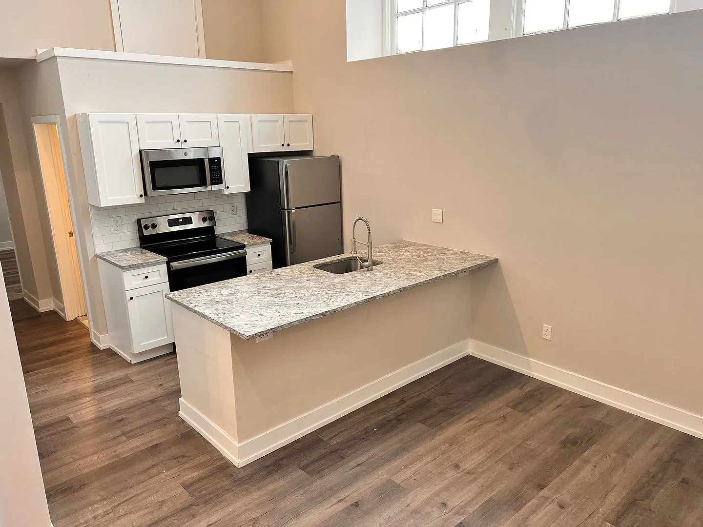 Modern 2 Bed with Hardwood floors, High Ceilings and stainless Steel Appliances. — Photo 4