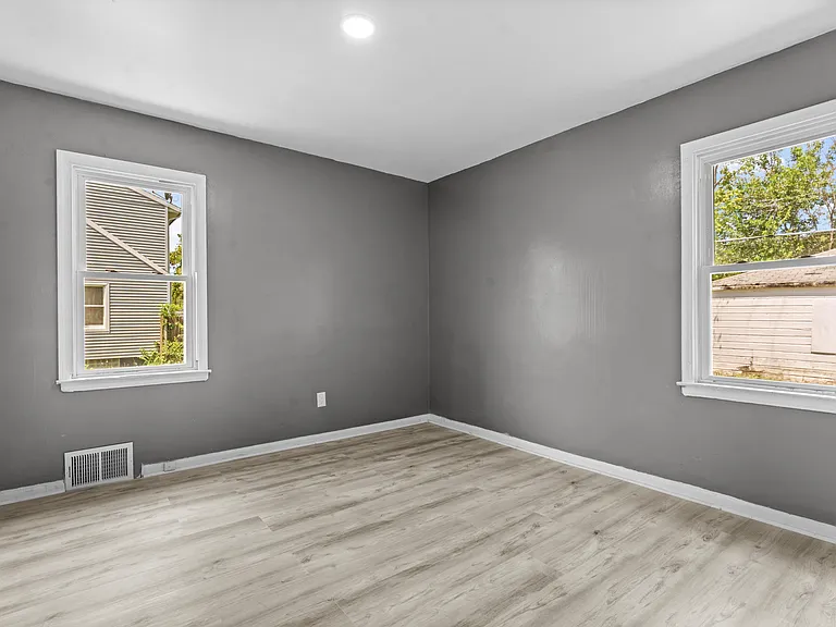 16039 Fairmount Dr — Photo 17