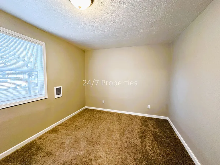 860 Shipping St NE — Photo 10