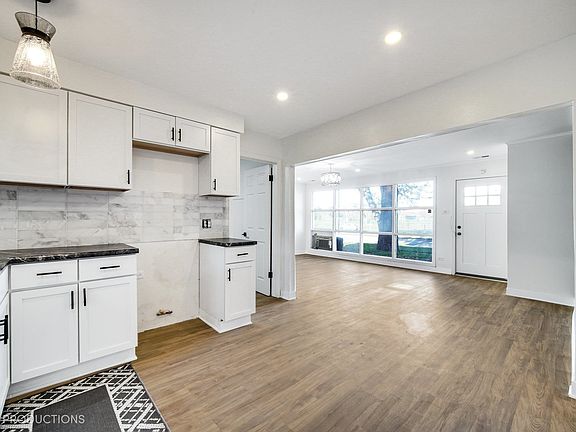 3rd image of 237 Indianwood Blvd