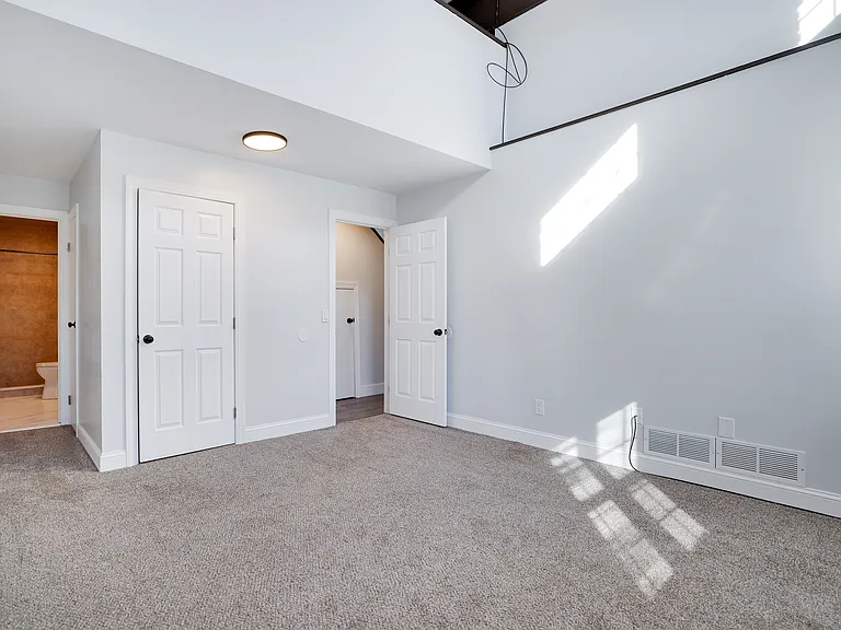 Master Bedroom / Master Bathroom