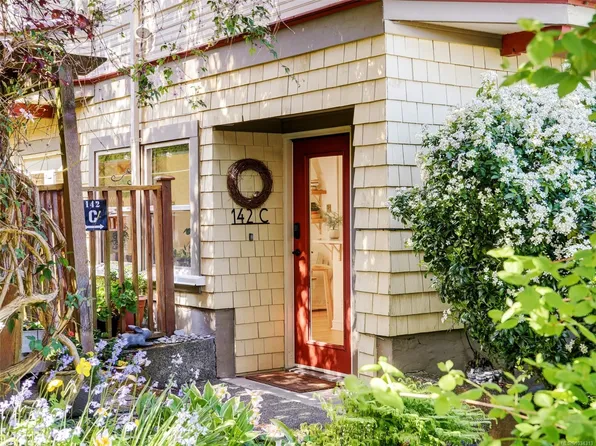 142 Saint Lawrence St #C, Victoria, BC V8V 1X8