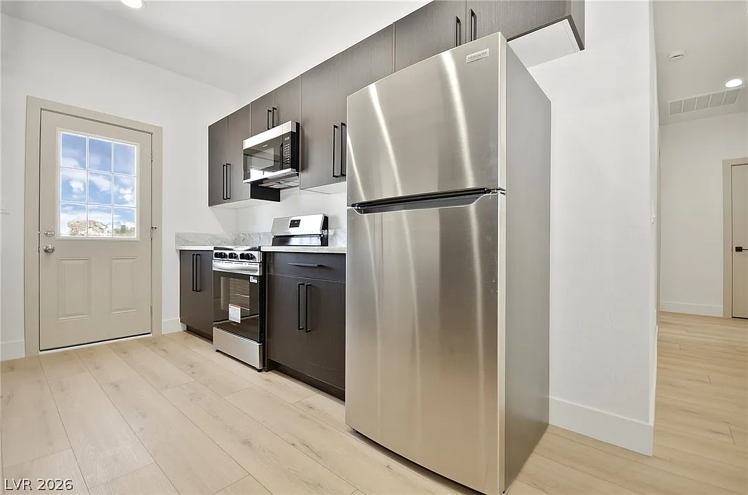 3 bed, 2.0 bath, 2197 sqft, $1,400 — Photo 3