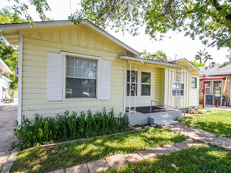 2818 E Houston St — Photo 2