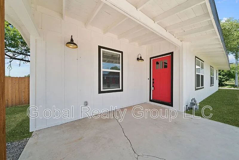3 bed, 2.0 bath, 1460 sqft, $1,575 — Photo 3