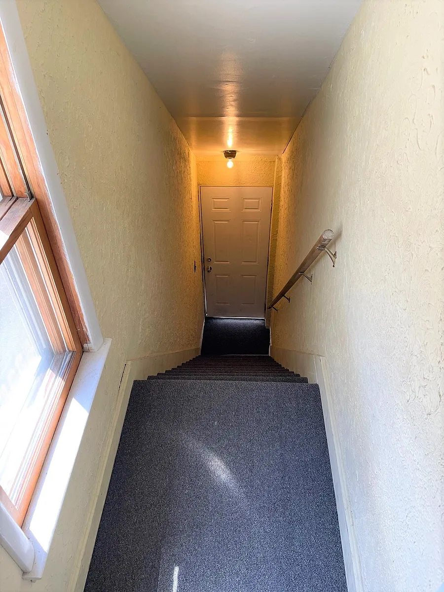 Building Photo - 332 1/2 Garfield Ave #332-1/2
