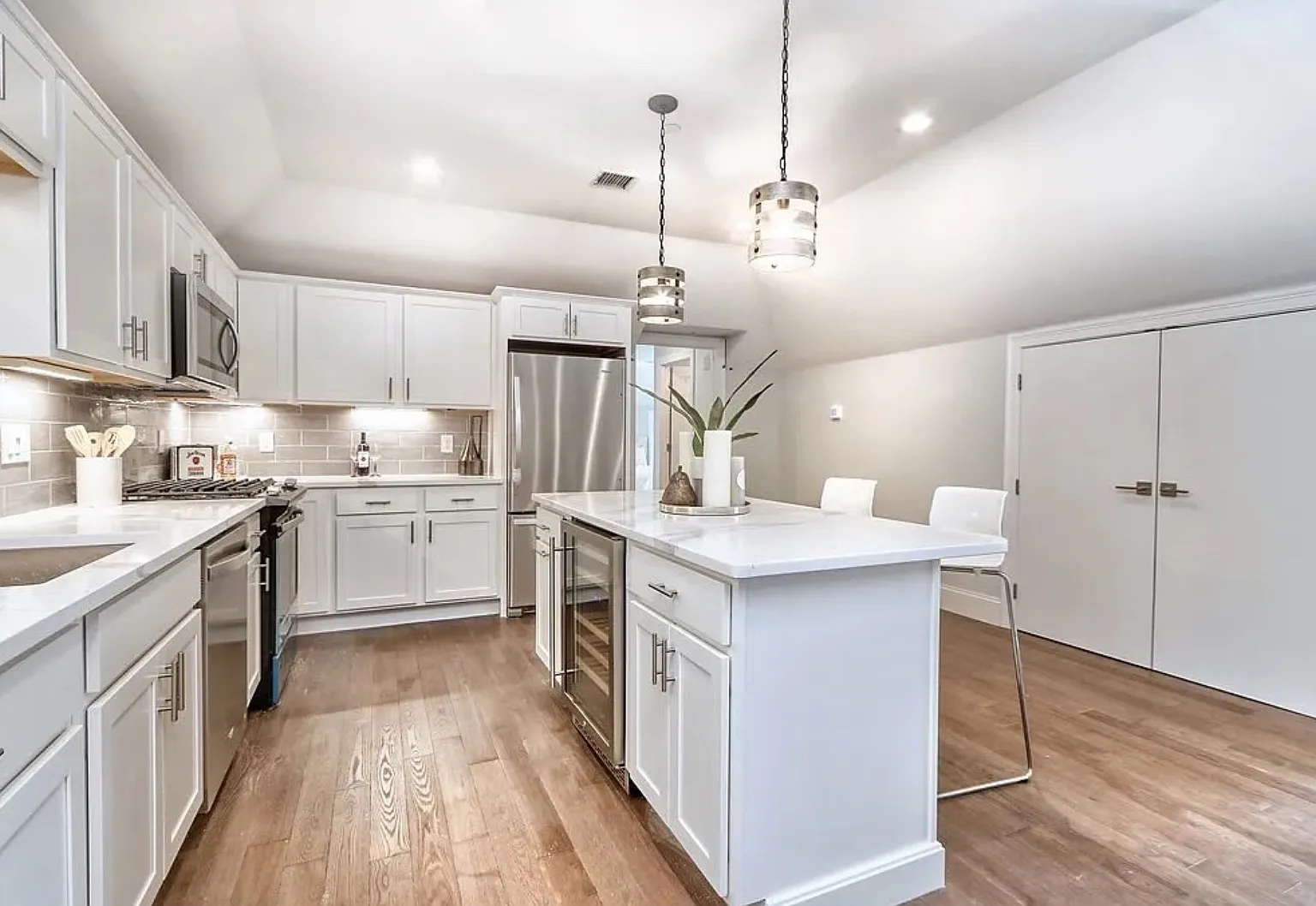 2 bed, 2.5 bath, 1252 sqft, $3,500 — Photo 4