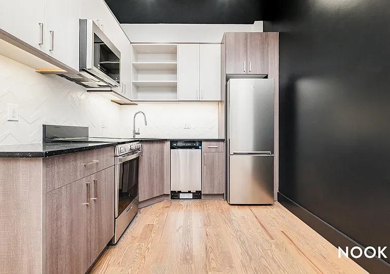 586 E 32nd St #4B — Photo 2