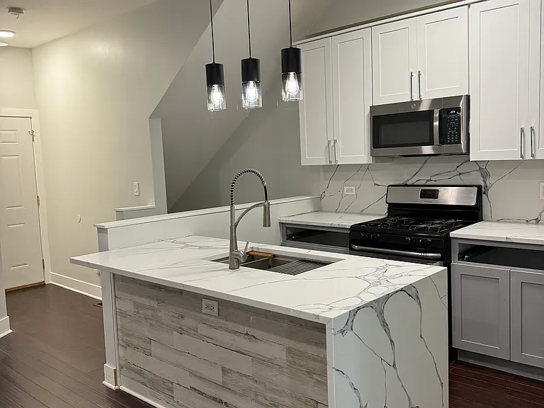 2440 W Iowa St #1F — Photo 1