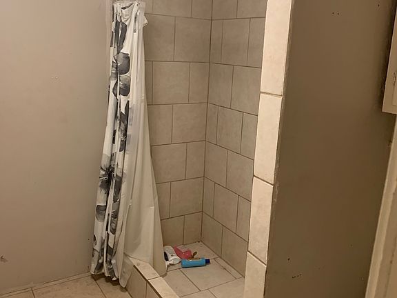 4th image of 811 N Castle Ct