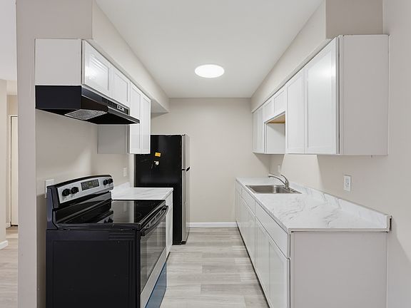 Kitchen, stainless steel appliances included