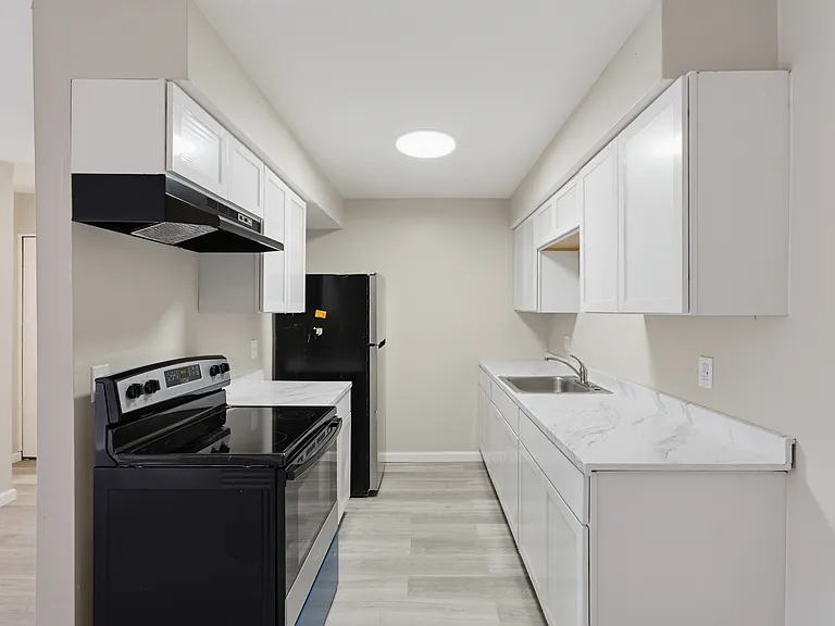 Kitchen, stainless steel appliances included