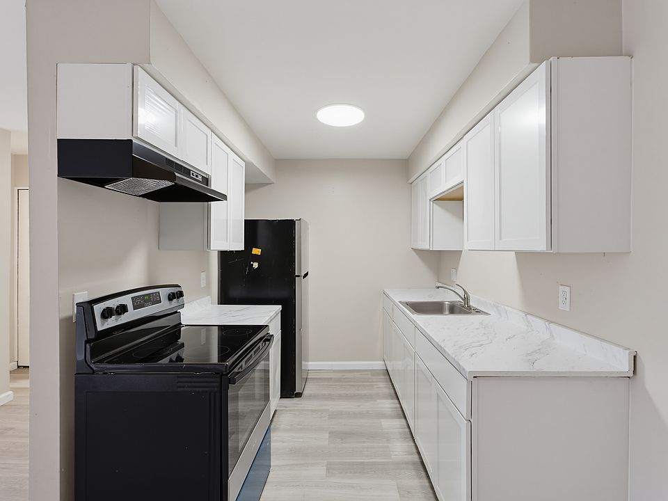 Kitchen, stainless steel appliances included