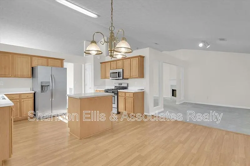 3 bed, 2.0 bath, 2094 sqft, $2,095 — Photo 2