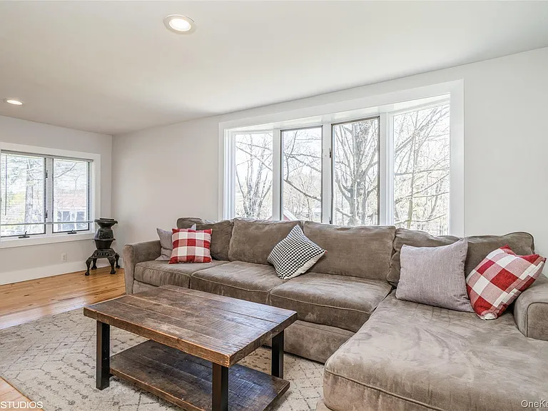 1392 Kings Hwy — Photo 3