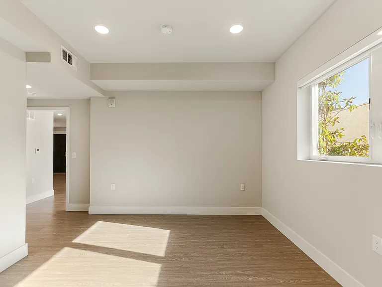 837 Harvard — Photo 42