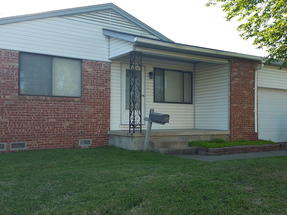 Curb appeal w/ flower bed