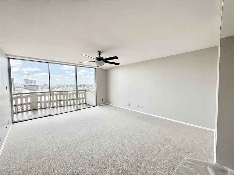 2016 Main St #1904 — Photo 8