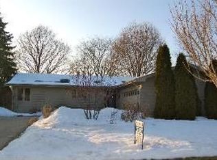 907 S 8th St, St Charles, IL 60174