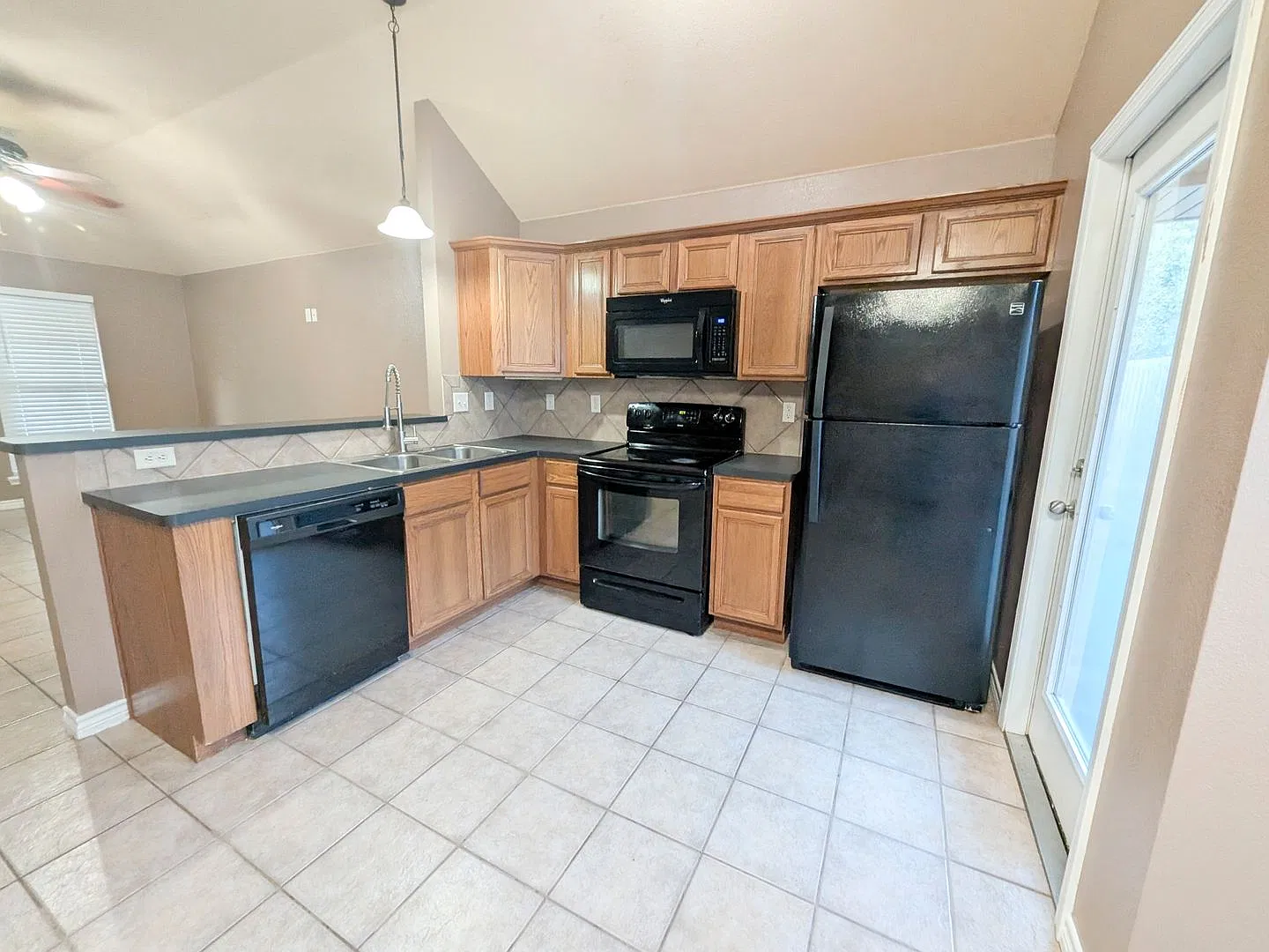 3/2 with a bonus room 5715 Springfield Circle S, Lumberton 77657 — Photo 4