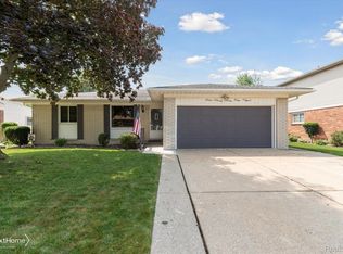 23718 W Fairway Dr, Woodhaven, MI 48183