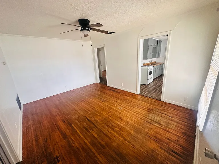 204 Carter St — Photo 3