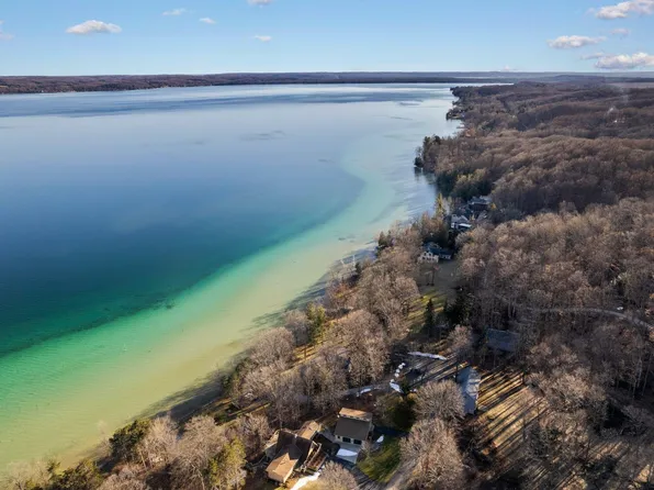 8817 Brettonwood Shores Rd, Rapid City, MI 49676