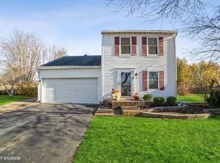 11 Marie Ct, South Elgin, IL 60177