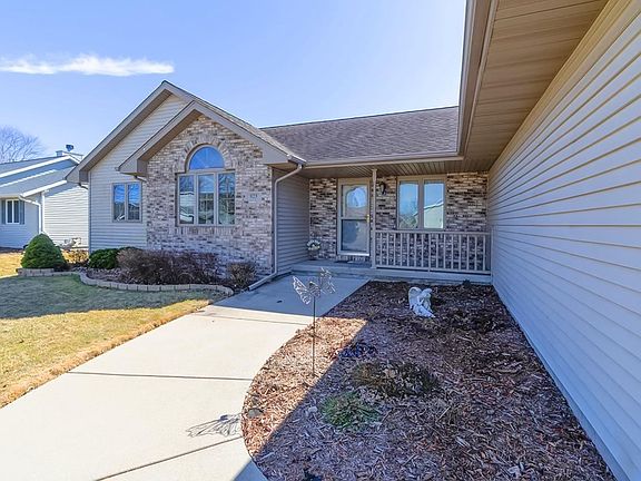 2nd image of 823 Oakwood Ln