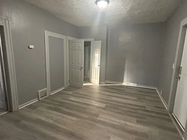 4019 Newark Ave — Photo 3