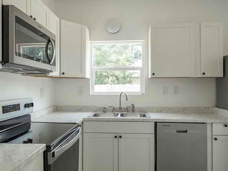 2411 W Avery St — Photo 5