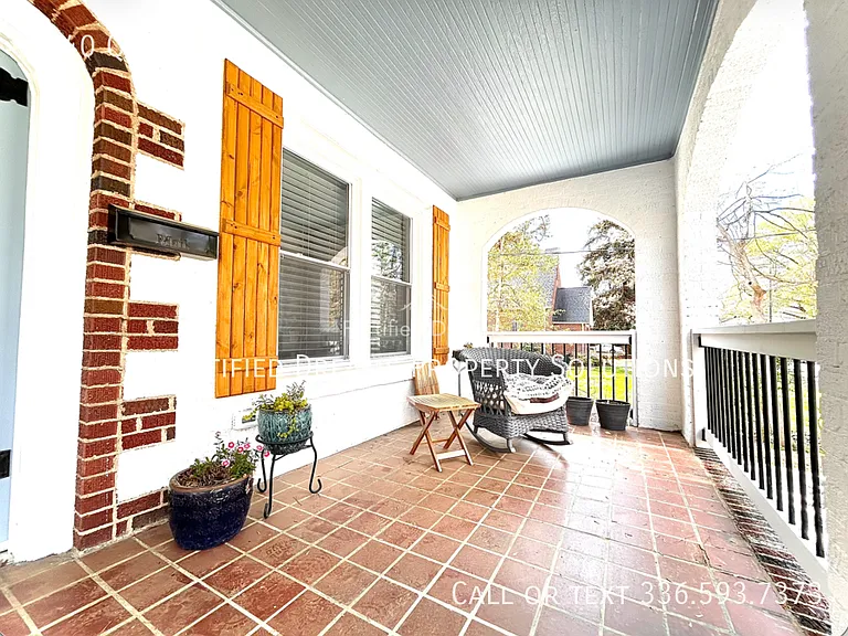 2240 Queen St — Photo 22