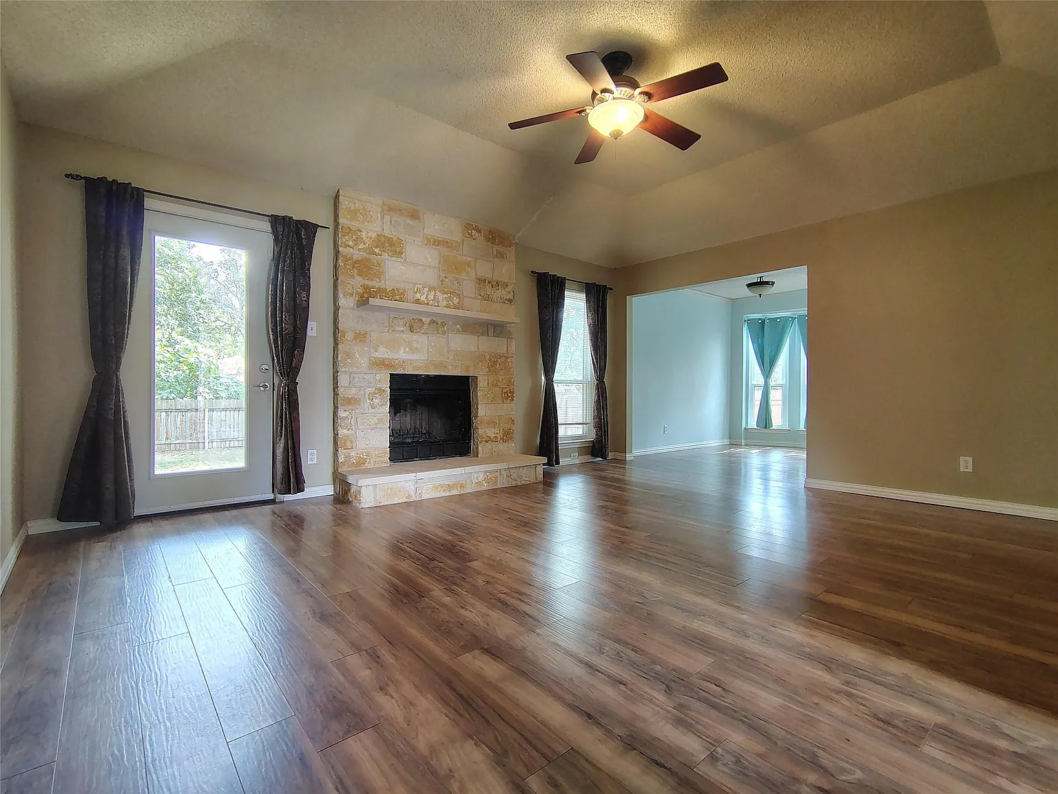 3 bed, 2.0 bath, 1218 sqft, $1,745 — Photo 3