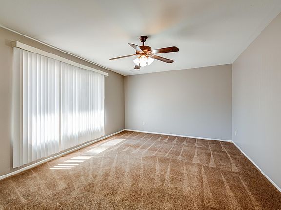 3rd image of 122 E Manhatton Dr