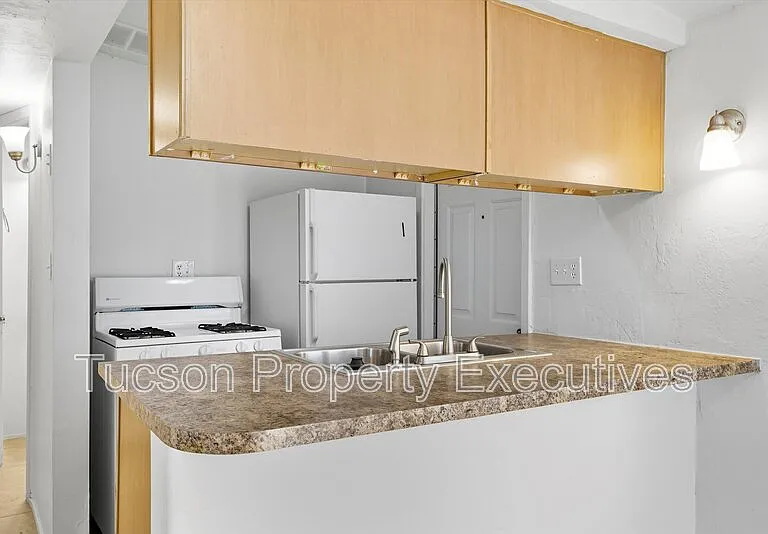 1638 N Beverly Ave — Photo 4
