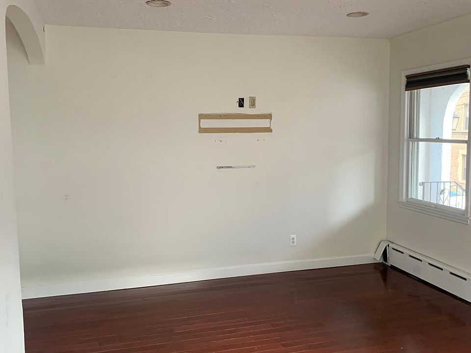 1st image of 6 Hall Pl APT 1