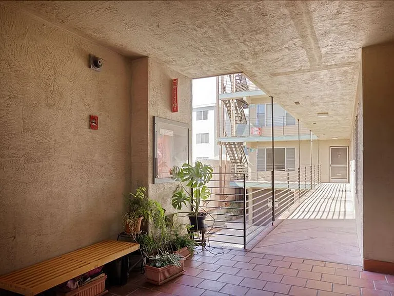 407 Vernon St — Photo 3
